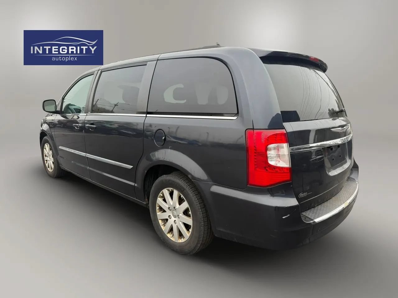 Used 2014 Chrysler Town & Country Touring FWD image 3