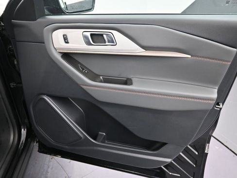 Used 2025 Ford Explorer Active w/ Active Comfort Package RWD image 16