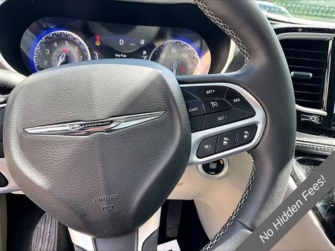 Used 2024 Chrysler Pacifica Touring-L FWD image 16