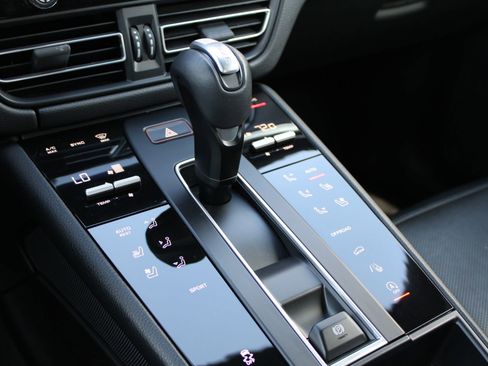 Certified 2022 Porsche Macan image 21