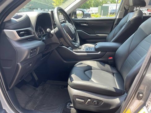Used 2025 Toyota Highlander XLE AWD/4WD image 13