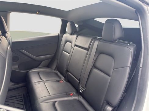 Used 2022 Tesla Model Y Long Range image 26
