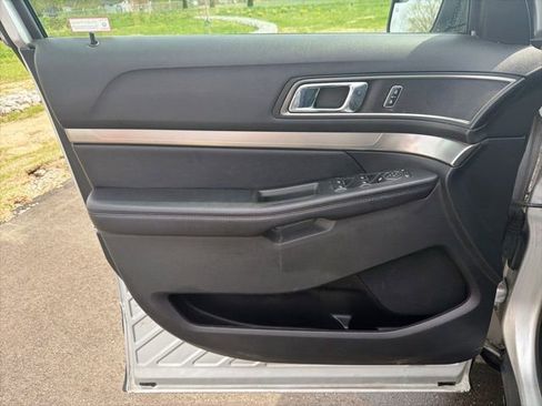 Used 2018 Ford Explorer XLT image 25