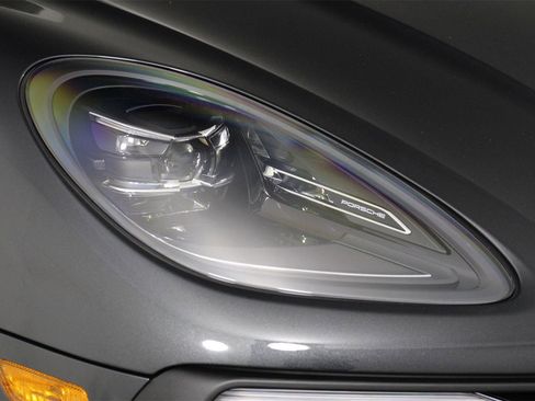 Used 2025 Porsche Macan image 28