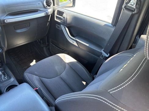Used 2015 Jeep Wrangler Unlimited Sahara AWD/4WD image 15