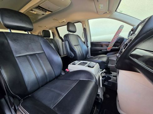 Used 2014 Chrysler Town & Country Touring image 19