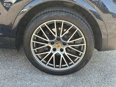 Used 2022 Porsche Cayenne Platinum Edition image 10