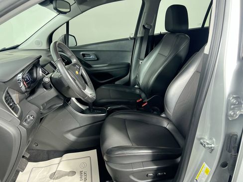 Used 2022 Chevrolet Trax LT w/ LT Convenience Package image 13