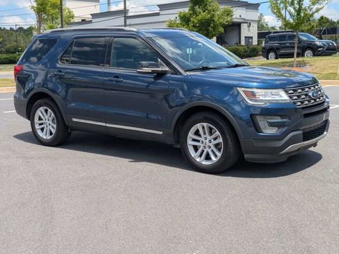 Used 2017 Ford Explorer XLT FWD image 2