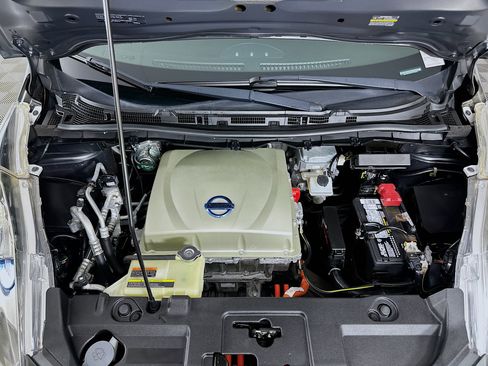 Used 2015 Nissan Leaf SL FWD image 32