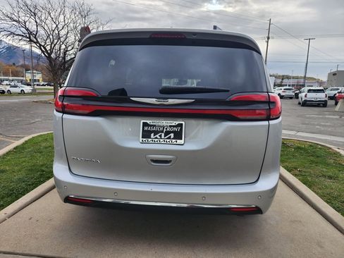 Used 2024 Chrysler Pacifica Touring-L image 6