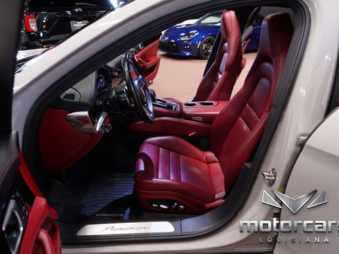 Used 2020 Porsche Panamera w/ Premium Package image 26