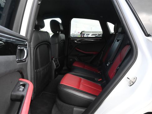 Used 2018 Porsche Macan image 19