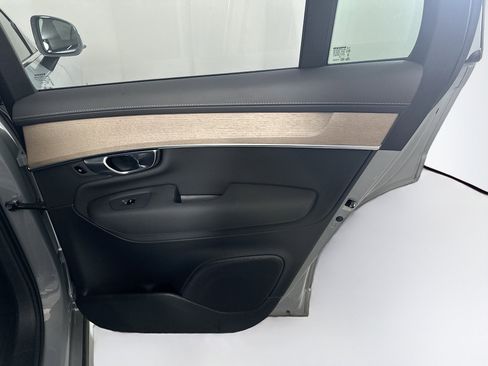 Used 2025 Volvo XC90 B6 Plus image 33