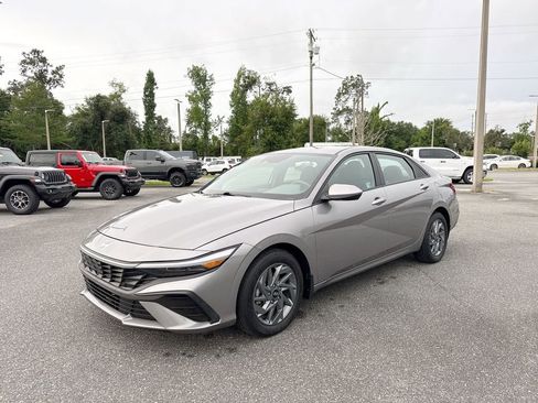Used 2024 Hyundai Elantra Blue FWD image 9