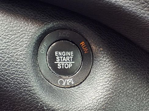 Used 2019 Jeep Cherokee Latitude Plus FWD image 19
