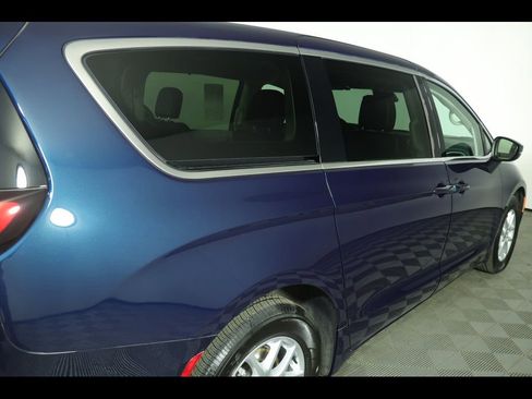Used 2023 Chrysler Pacifica Touring-L image 10