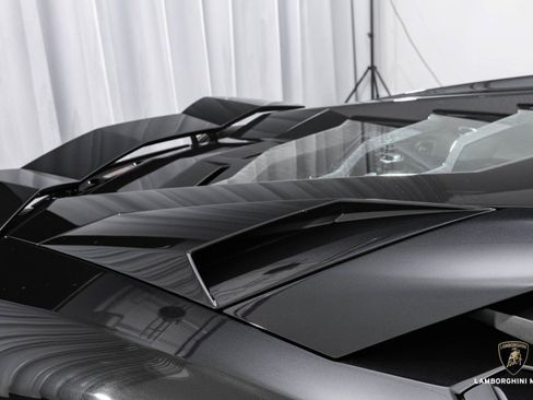 Used 2018 Lamborghini Aventador S image 3