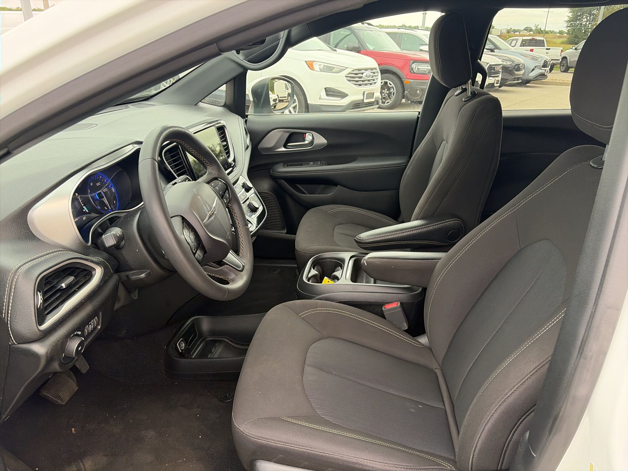 Used 2023 Chrysler Pacifica Touring FWD image 10