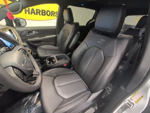 New 2026 Chrysler Pacifica Select image 11