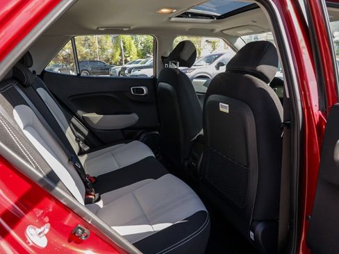 Used 2025 Hyundai Venue SEL FWD image 24