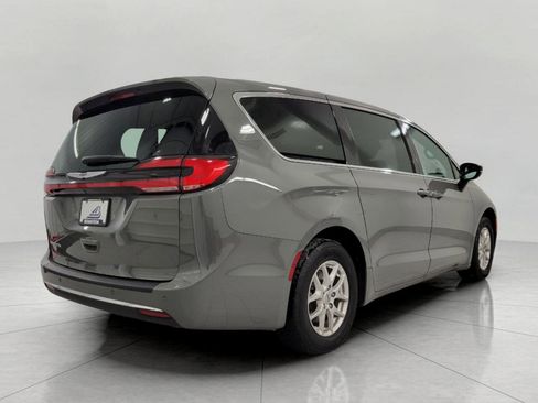 Used 2025 Chrysler Pacifica Select image 18