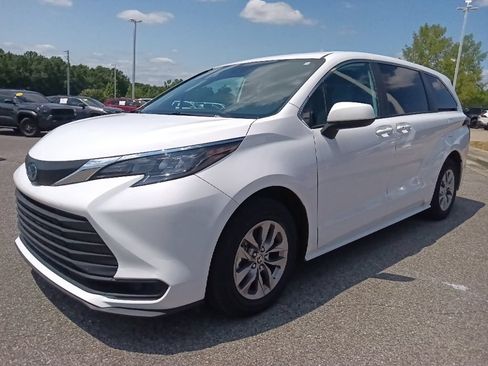 Used 2025 Toyota Sienna LE FWD image 7