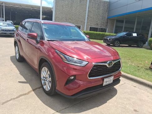 Used 2021 Toyota Highlander Limited FWD image 1