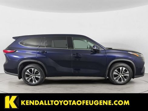 Used 2022 Toyota Highlander XLE AWD/4WD image 4