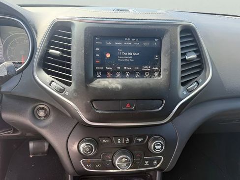 Used 2019 Jeep Cherokee Latitude Plus w/ Comfort/Convenience Group AWD/4WD image 17