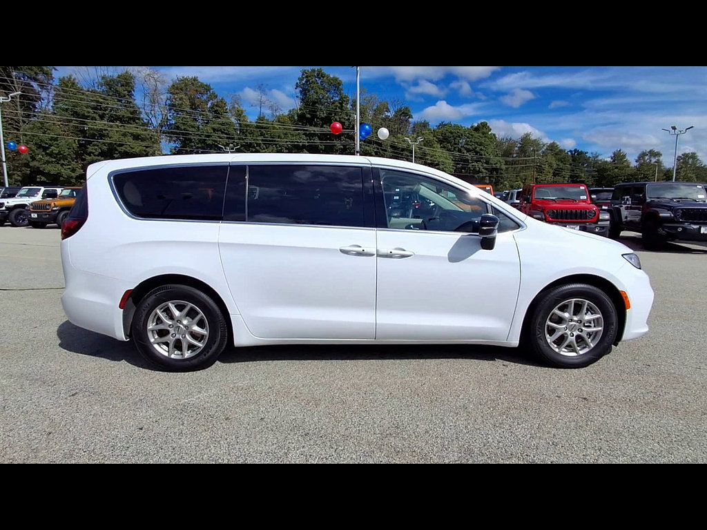 Used 2024 Chrysler Pacifica Touring-L FWD image 9