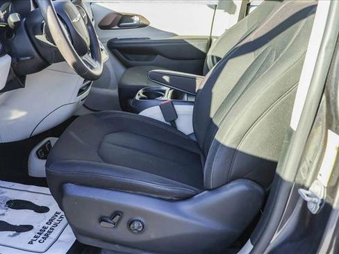 Used 2018 Chrysler Pacifica Touring Plus w/ Tire & Wheel Group image 11