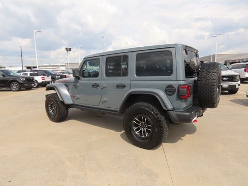 Used 2025 Jeep Wrangler Unlimited Rubicon AWD/4WD image 16