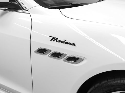 Used 2023 Maserati Quattroporte Modena RWD image 14