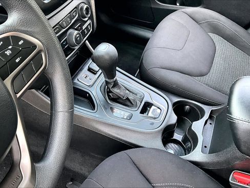 Used 2020 Jeep Cherokee Latitude image 16