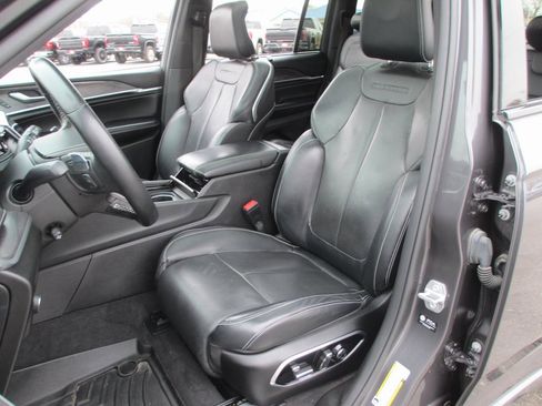 Used 2022 Jeep Grand Cherokee Overland w/ Luxury Tech Group IV image 17