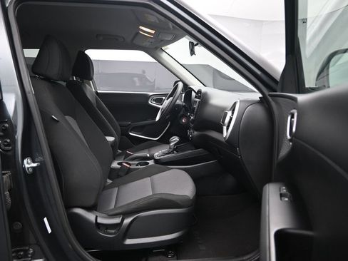 Used 2025 Kia Soul LX w/ LX Technology Package FWD image 25