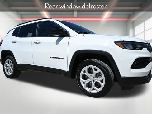 Used 2024 Jeep Compass Latitude image 6