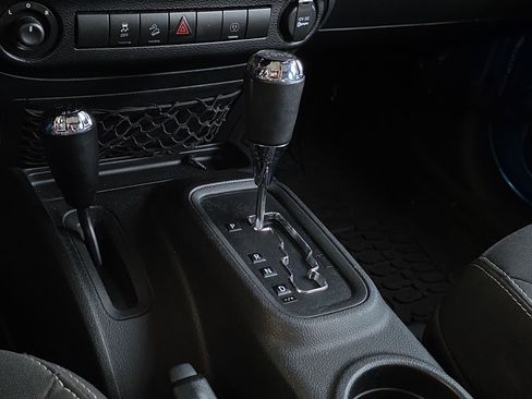 Used 2015 Jeep Wrangler Unlimited Rubicon w/ Connectivity Group image 25