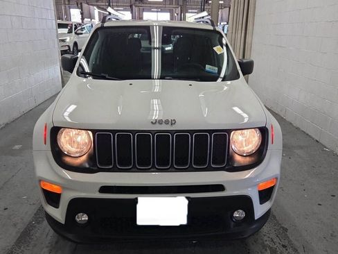 Used 2022 Jeep Renegade Latitude AWD/4WD image 2