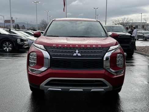 Used 2025 Mitsubishi Outlander SE image 2