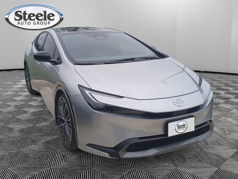 Used 2024 Toyota Prius XLE FWD image 3