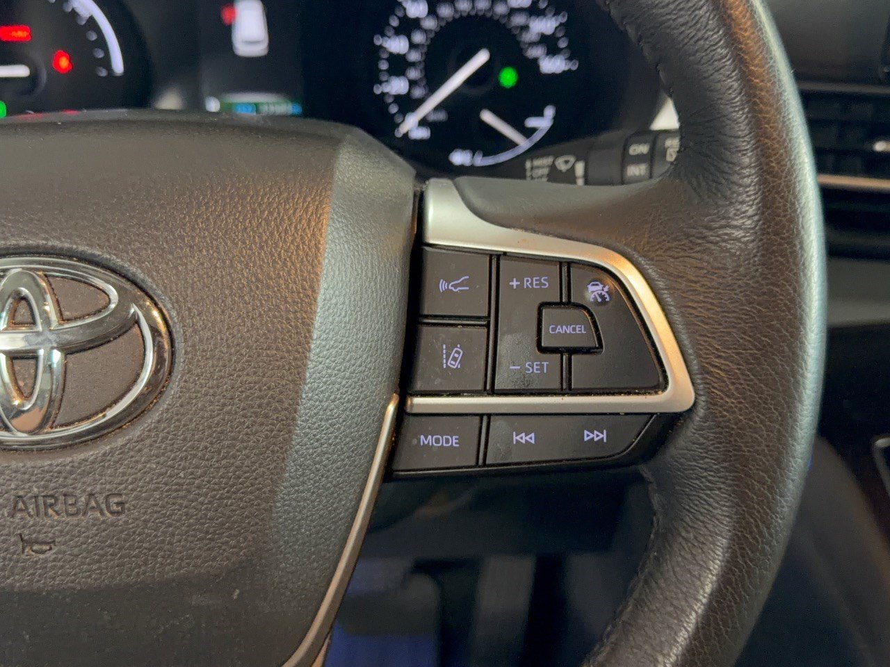 Used 2024 Toyota Sienna XLE FWD image 19