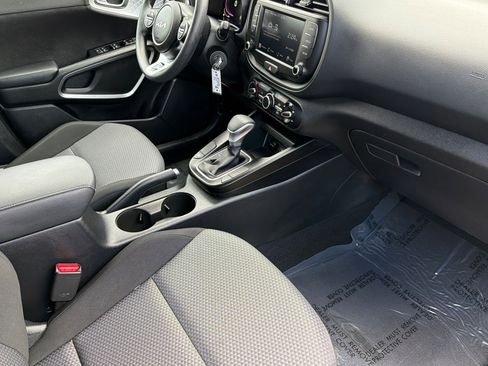 Used 2025 Kia Soul LX w/ LX Technology Package FWD image 16