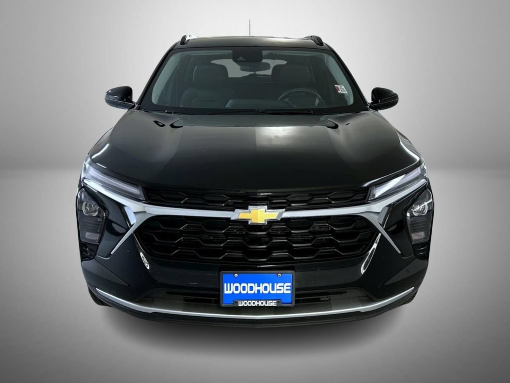 Used 2025 Chevrolet Trax LT FWD image 2
