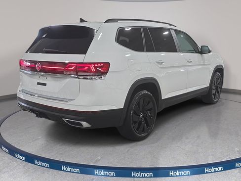 Used 2024 Volkswagen Atlas SE w/ Panoramic Sunroof Package image 6