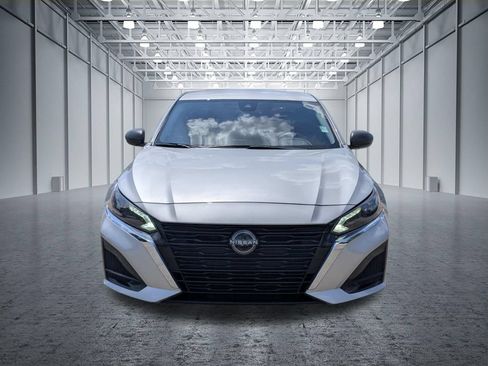 Used 2024 Nissan Altima 2.5 SV FWD image 2