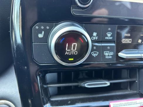 Used 2024 Toyota Highlander XLE FWD image 20