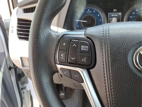 Used 2020 Toyota Sienna L FWD image 16