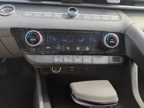 Used 2024 Hyundai Elantra SEL image 21